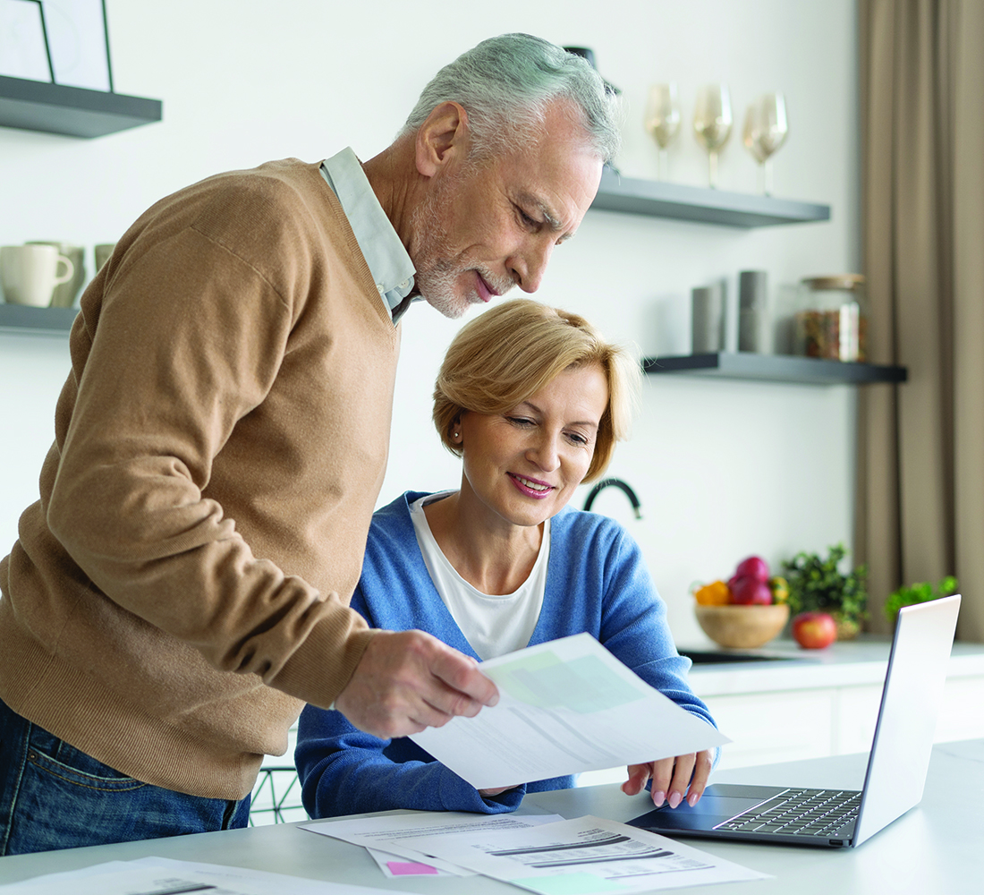 couple browsing Bellwether checking accounts