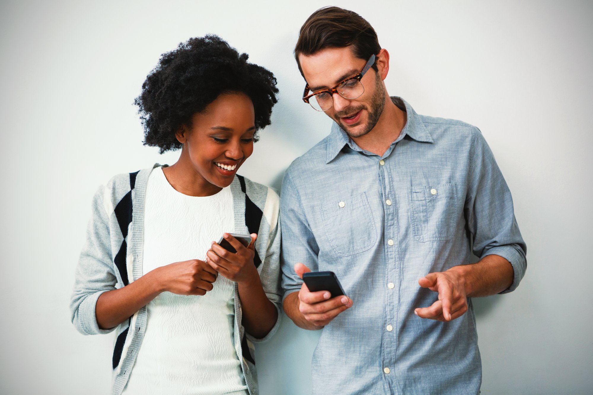 friends showing each other phones